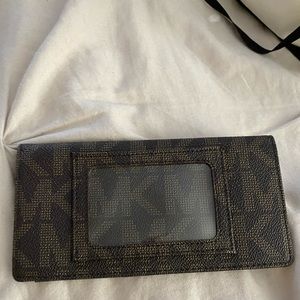 Michael Kors check holder. Used. Good condition.